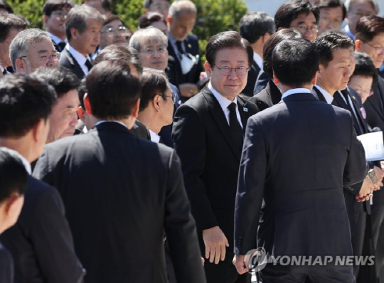 이재명 더불어민주당 대표가 19일 서울 강북구 수유동 국립4·19민주묘지에서 열린 제63주년 4·19혁명 기념식이 끝난 뒤 윤석열 대통령을 바라보고 있다.<연합뉴스>